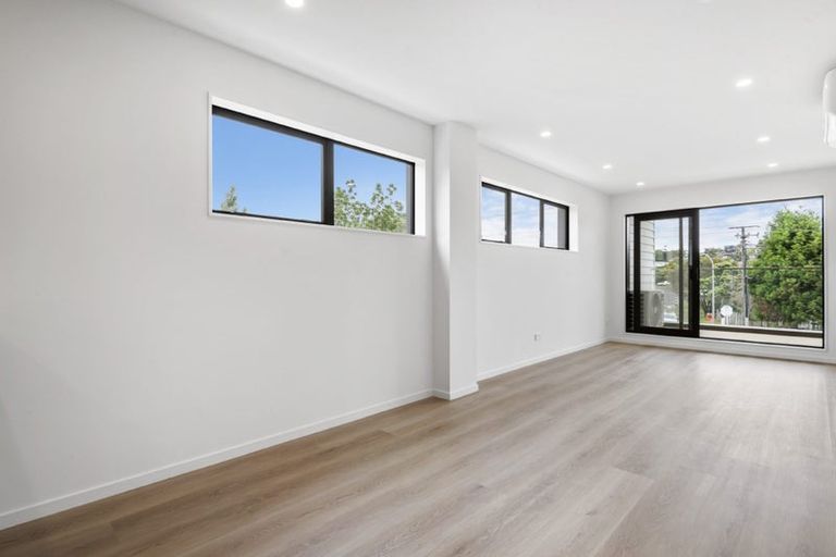 Photo of property in 8/94 Godley Road, Green Bay, Auckland, 0604