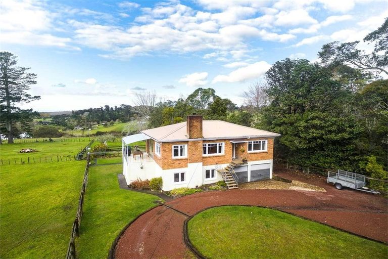 Photo of property in 141 Tawa Road, Kumeu, 0891
