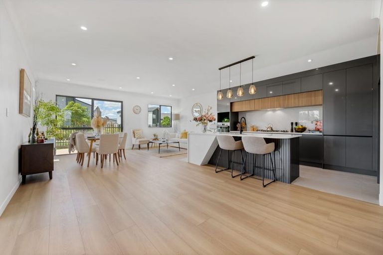 Photo of property in 14 Parkmore Drive, Rosehill, Papakura, 2113