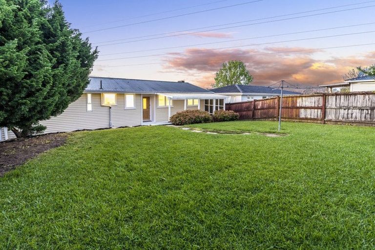 Photo of property in 21 Arlette Place, Massey, Auckland, 0614