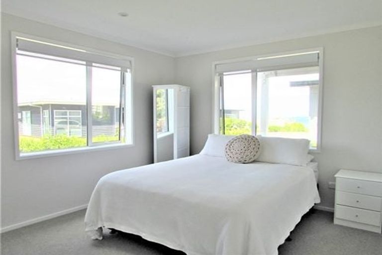 Photo of property in 10 Cromwell Point, Newlands, Wellington, 6037