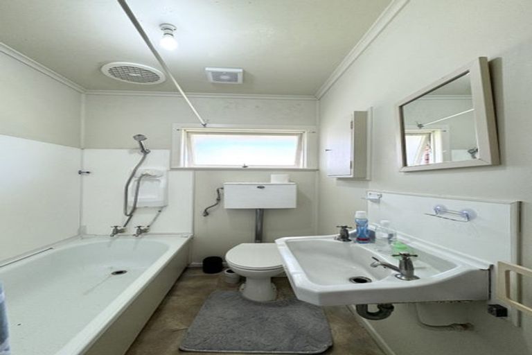 Photo of property in 1 Marsh Avenue, Forrest Hill, Auckland, 0620