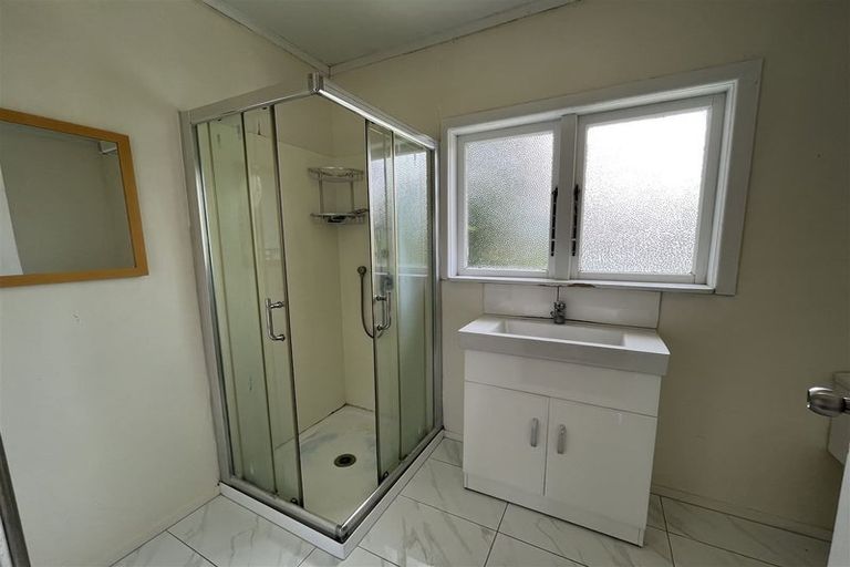 Photo of property in 16 Cliff View Drive, Green Bay, Auckland, 0604