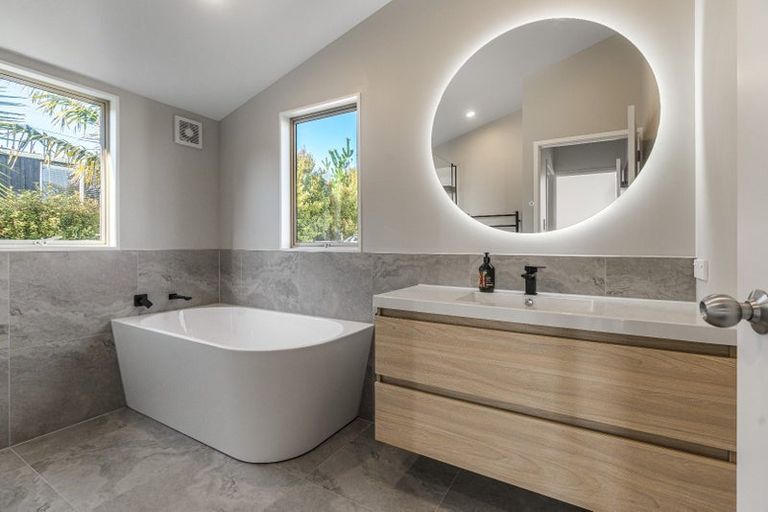 Photo of property in 4/7 Radiata Lane, Chatswood, Auckland, 0626