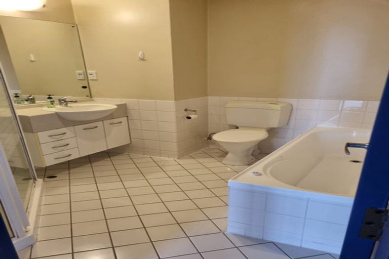 Photo of property in Grandstand Apartments, 11/80 Kent Terrace, Mount Victoria, Wellington, 6011