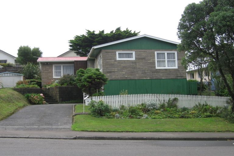 Photo of property in 16 Stewart Drive, Newlands, Wellington, 6037