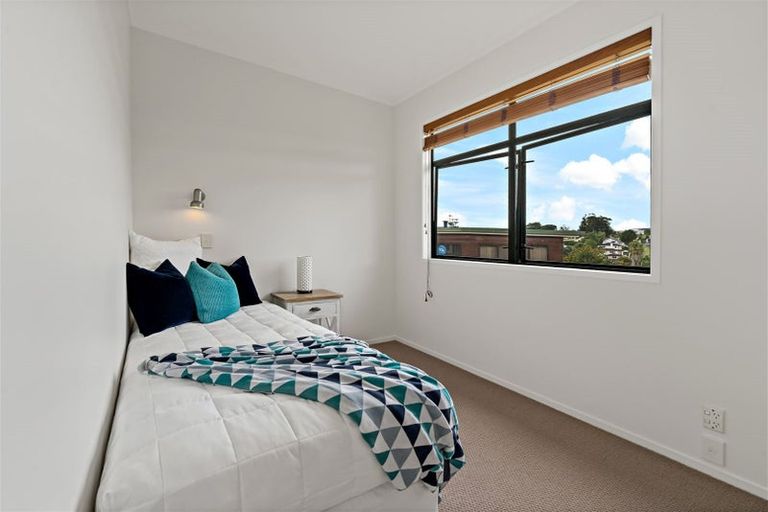 Photo of property in 21 Macnay Way, Murrays Bay, Auckland, 0630