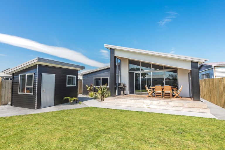 Photo of property in 3 Kamahi Street, Castlecliff, Whanganui, 4501