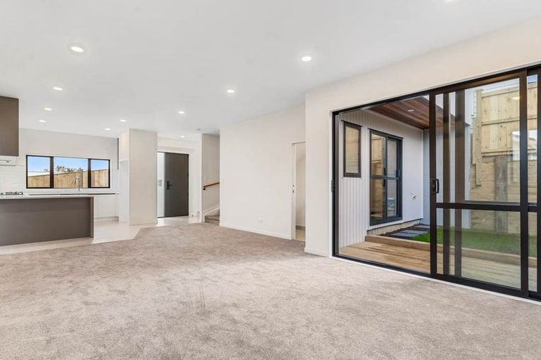 Photo of property in 40c Cyclarama Crescent, Massey, Auckland, 0614