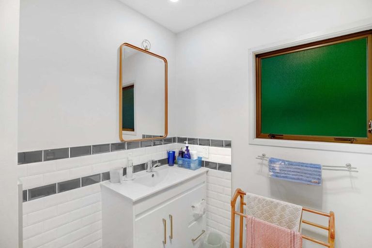 Photo of property in 2/10 Kirklow Place, Goodwood Heights, Auckland, 2105