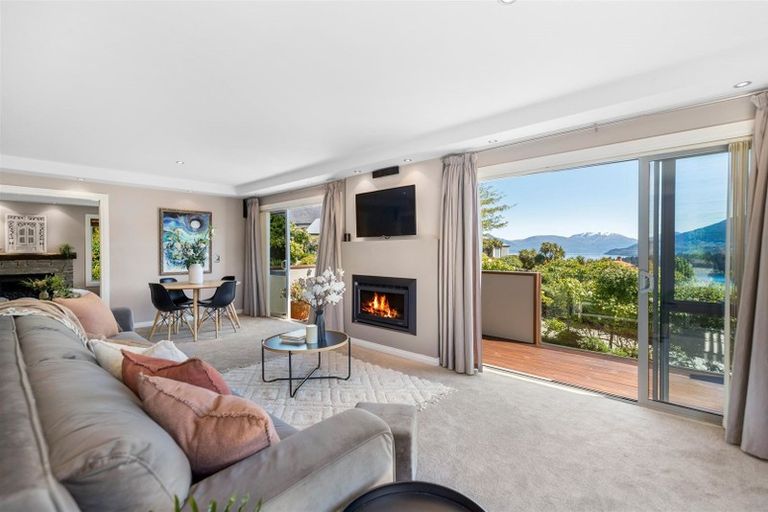 Photo of property in 14 Milward Place, Kelvin Heights, Queenstown, 9300