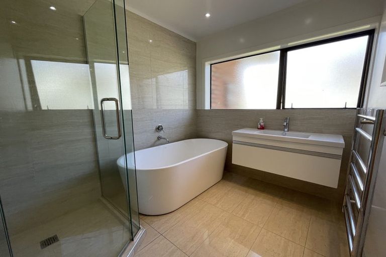 Photo of property in 1 Seagrove Road, West Harbour, Auckland, 0618