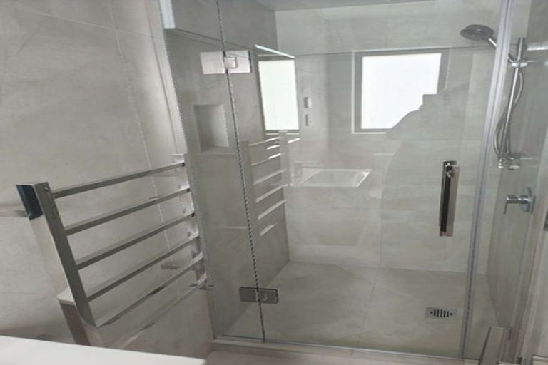 Photo of property in 8/107 Hobsonville Road, West Harbour, Auckland, 0618