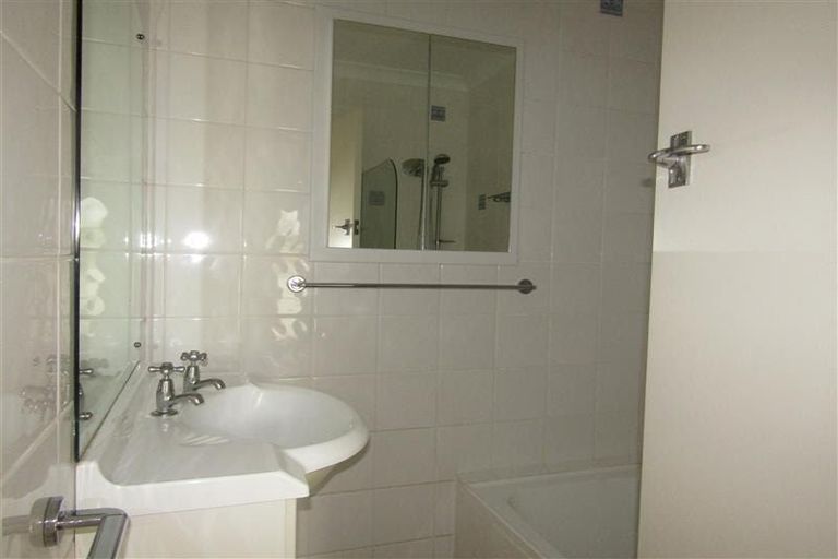 Photo of property in 2/24 Garadice Road, Rothesay Bay, Auckland, 0630