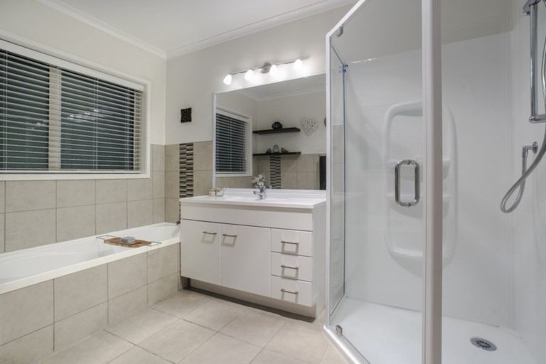 Photo of property in 47 Isobel Road, Greenhithe, Auckland, 0632