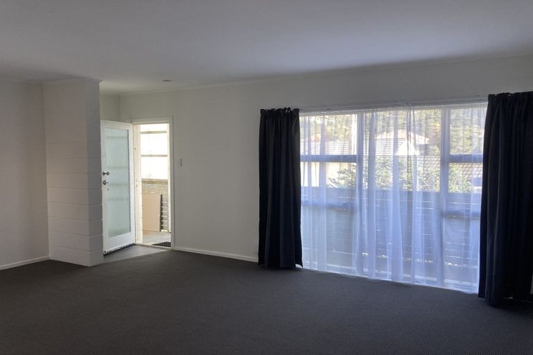 Photo of property in 2/105 Apu Crescent, Lyall Bay, Wellington, 6022