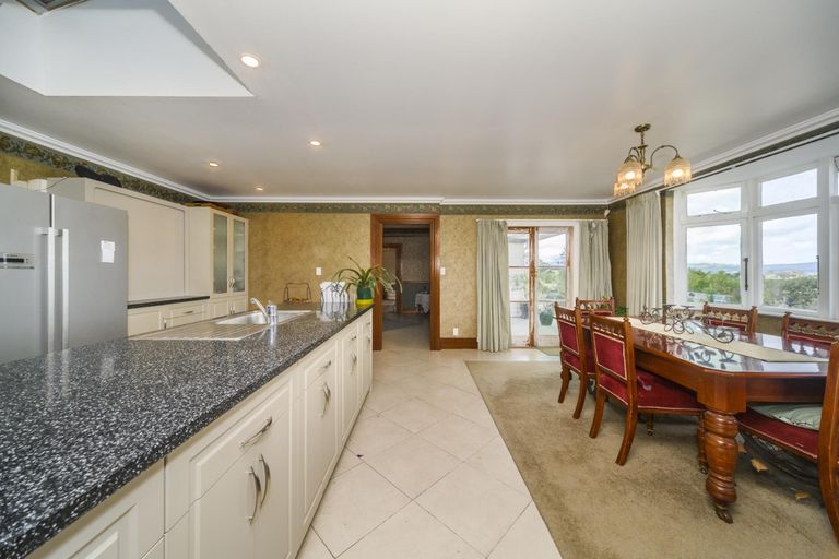 Photo of property in 32 Johnstone Drive, Fitzherbert, Palmerston North, 4410