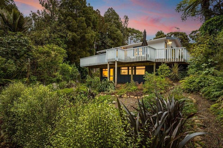 Photo of property in 705 Scenic Drive, Henderson Valley, Auckland, 0612
