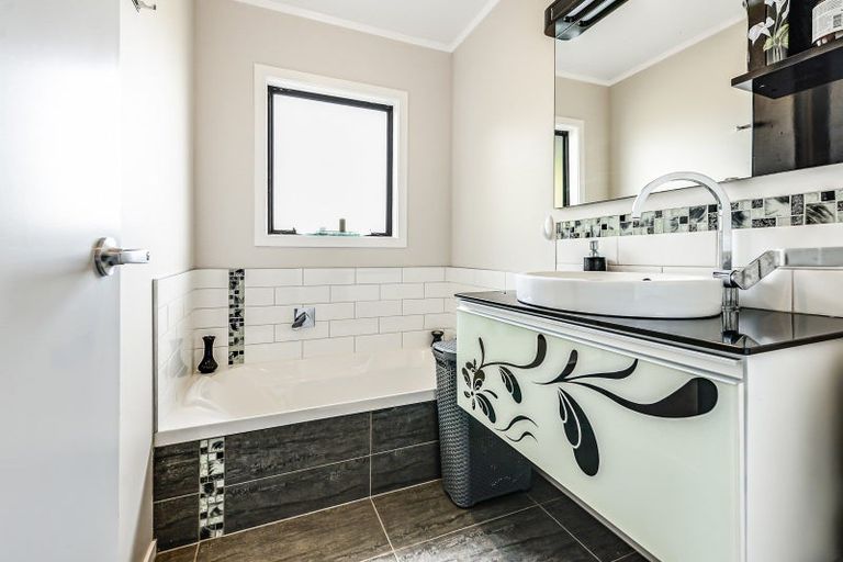 Photo of property in 9 Pringle Place, Nawton, Hamilton, 3200