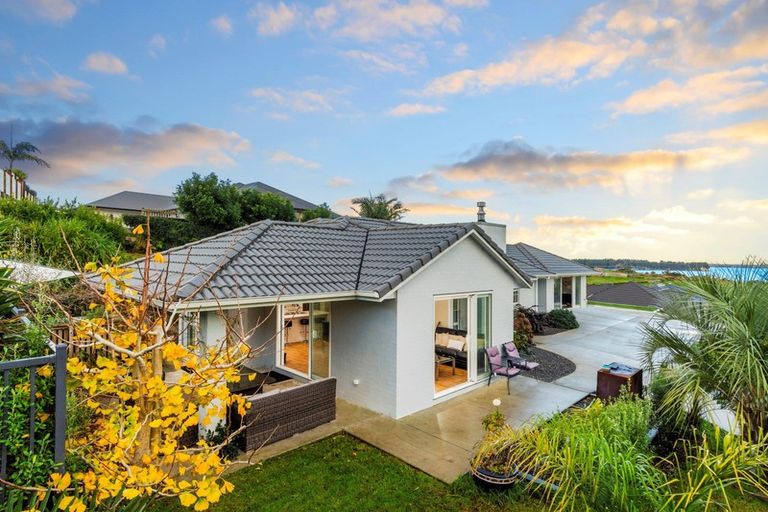 Photo of property in 10 Tralee Street, Omokoroa, 3114