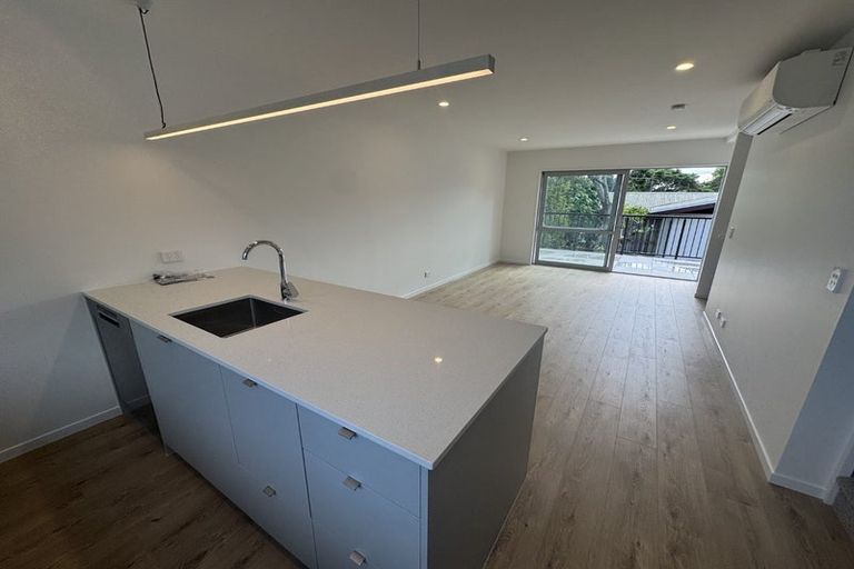 Photo of property in 2/39 Archers Road, Hillcrest, Auckland, 0629