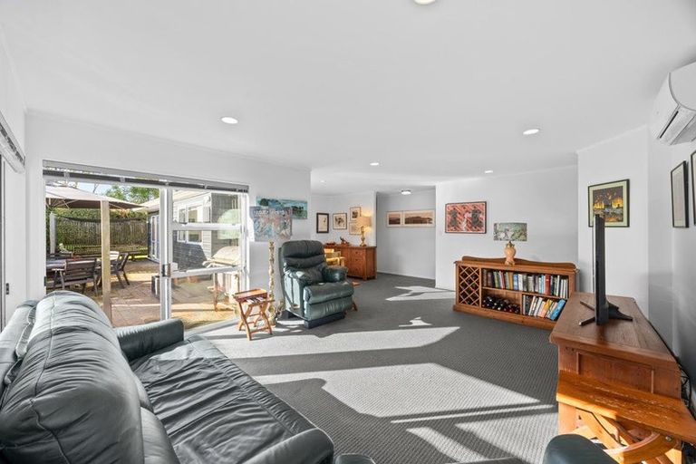 Photo of property in 15 Glucina Avenue, West Harbour, Auckland, 0618