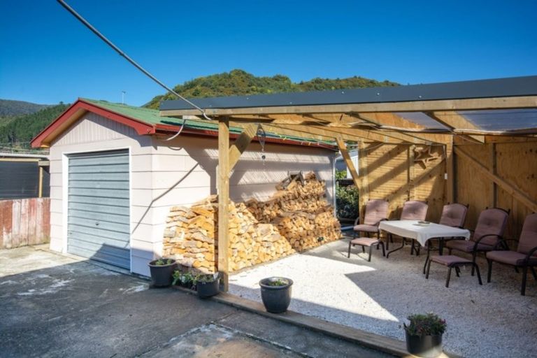 Photo of property in 27 Oxford Street, Picton, 7220