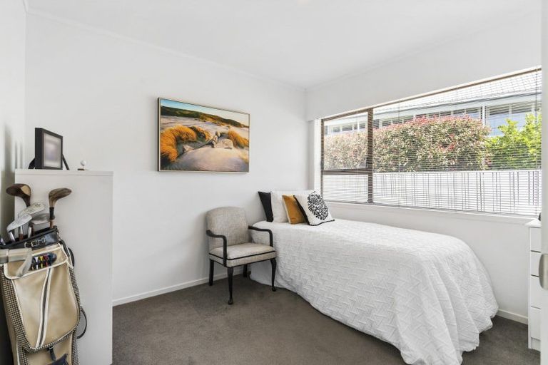 Photo of property in 2/7 Pounamu Place, Shelly Park, Auckland, 2014