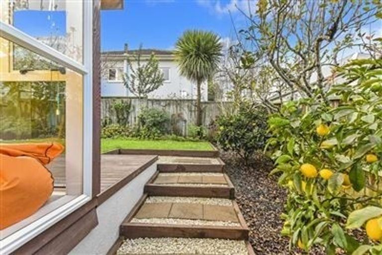 Photo of property in 2/26 Dallinghoe Crescent, Milford, Auckland, 0620