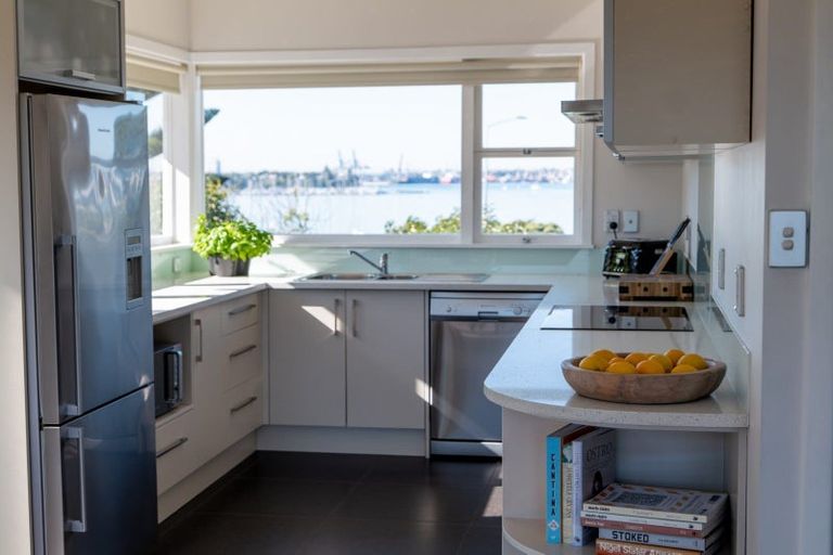 Photo of property in 39 Sylvan Avenue, Northcote, Auckland, 0627