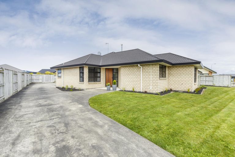 Photo of property in 8 Medallion Court, Kelvin Grove, Palmerston North, 4414