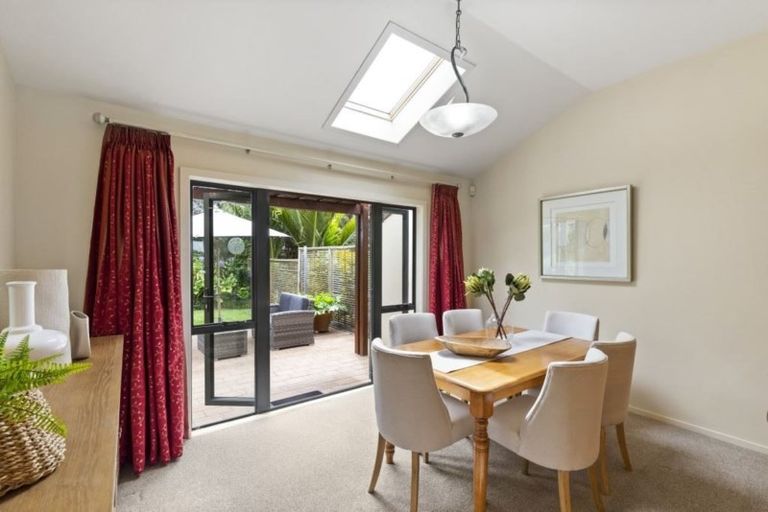 Photo of property in 9/8 Tobago Place, Sunnynook, Auckland, 0620