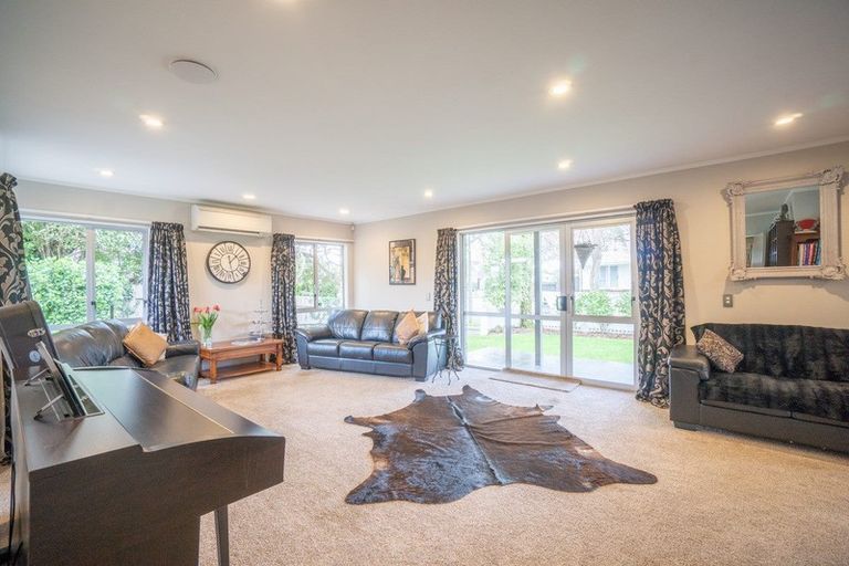Photo of property in 42 Suzanne Grove, Kelvin Grove, Palmerston North, 4414
