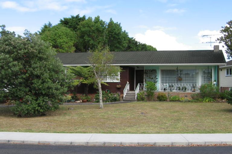 Photo of property in 9 La Rosa Street, Green Bay, Auckland, 0604