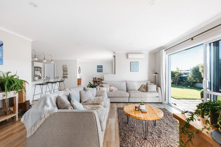 Photo of property in 2 Mckenna Lane, Omokoroa, 3114