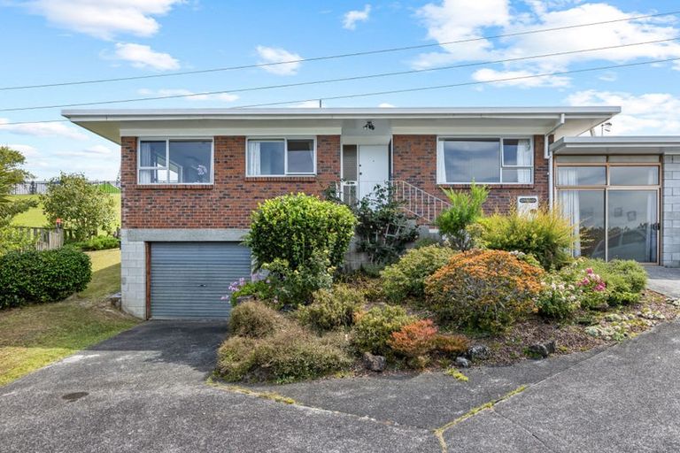 Photo of property in 1/15 Battle Place, Glenfield, Auckland, 0629