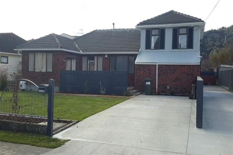 Photo of property in 15 Oak Street, Ebdentown, Upper Hutt, 5018