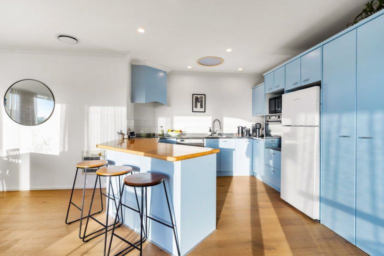 Photo of property in 2/87 Island Bay Road, Beach Haven, Auckland, 0626