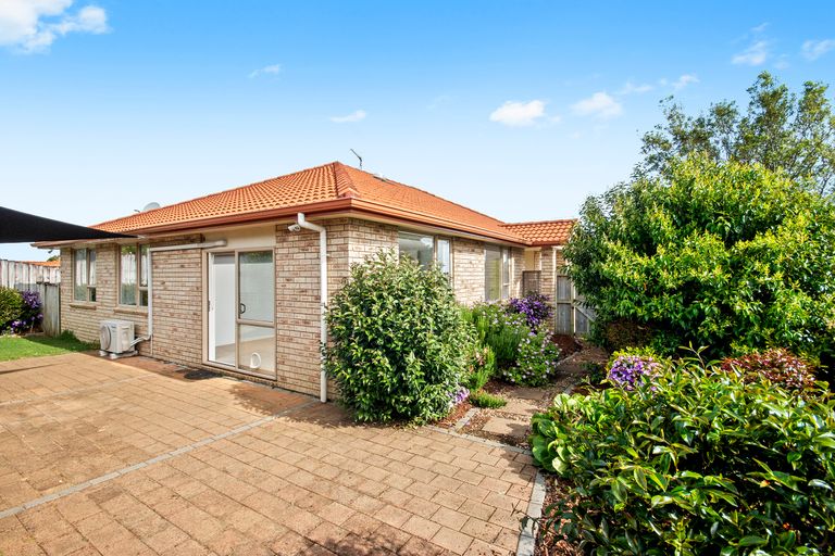 Photo of property in 2 Kathleen Reece Place, Waiuku, 2123