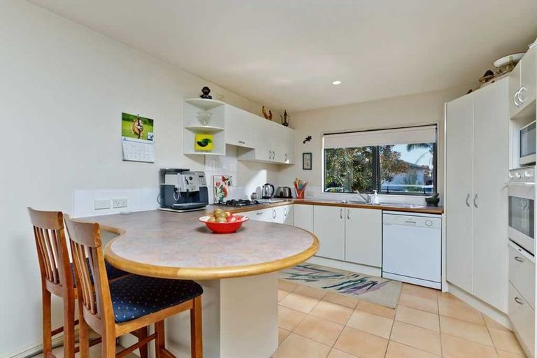 Photo of property in 16 Fearnley Grove, Albany, Auckland, 0632