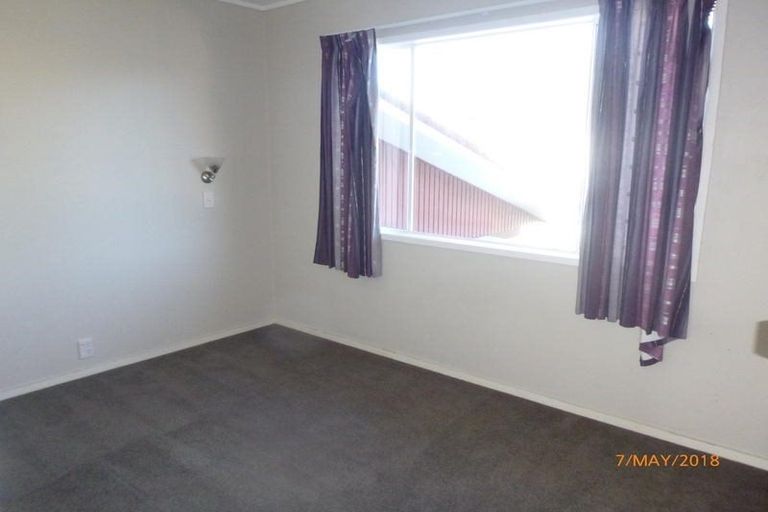 Photo of property in 2/1b Divich Avenue, Te Atatu South, Auckland, 0610