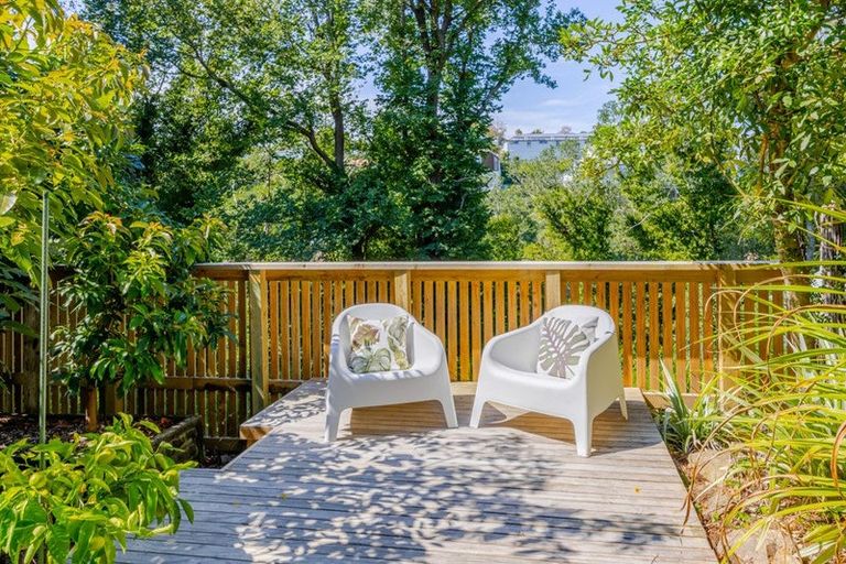 Photo of property in 17 Roslyn Road, Bluff Hill, Napier, 4110