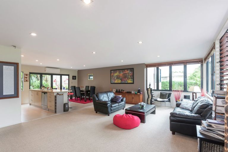 Photo of property in 2/71 Pupuke Road, Northcote, Auckland, 0627