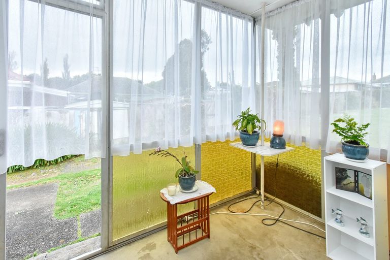 Photo of property in 10 Churchill Avenue, Manurewa, Auckland, 2102