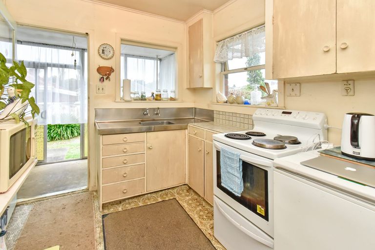 Photo of property in 10 Churchill Avenue, Manurewa, Auckland, 2102