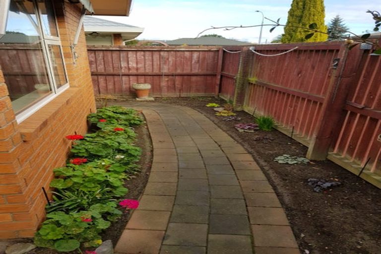 Photo of property in 2/15 Honeysuckle Place, Northcote, Christchurch, 8052