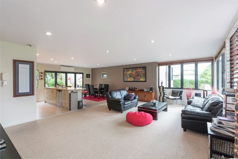 Photo of property in 2/71 Pupuke Road, Northcote, Auckland, 0627