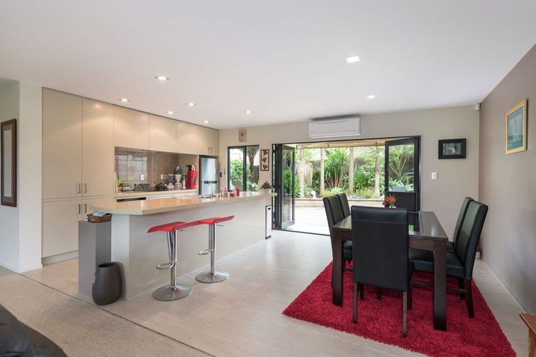 Photo of property in 2/71 Pupuke Road, Northcote, Auckland, 0627