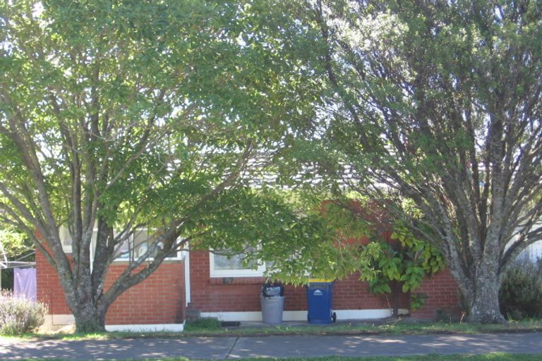 Photo of property in 1/619 Beach Road, Rothesay Bay, Auckland, 0630