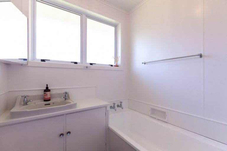 Photo of property in 9 Waimea Street, Westown, New Plymouth, 4310